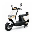 moto electrica deportiva blanco con dorado